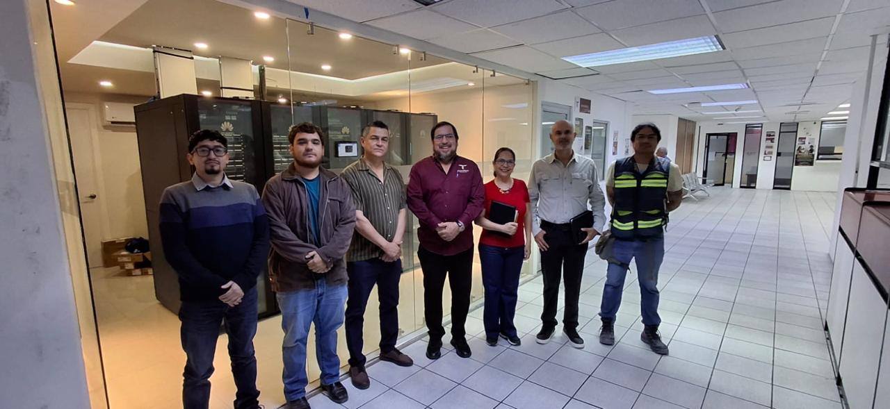 El secretario de Educación de Tamaulipas, Miguel Ángel Valdez García supervisó los avances en la instalación del nuevo sistema de redes de las oficinas centrales.